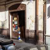 L'attivit� di Gianluigi � situata in via Maria Cristina di Savoia 60, nella parte pi� antica del quartiere San Pasquale. Superata una porticina in legno su cui vi sono apposti due adesivi con su scritto �legatoria� e �restauro libri�...